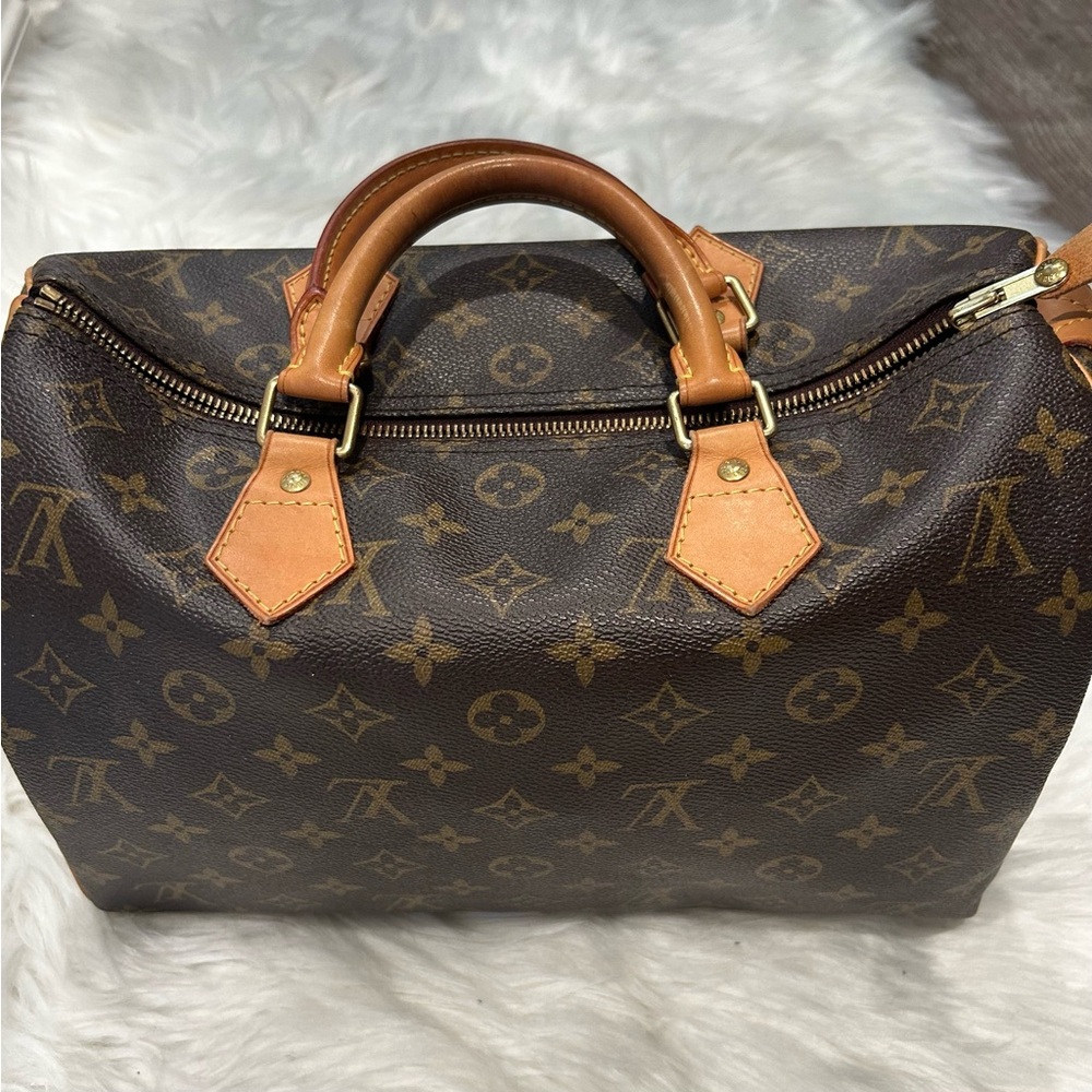 Louis Vuitton speedy 30 (fits a lot of stuff ) looks good casual or dress up